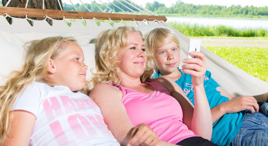 Kesän kuumuus voi koetella puhelinta ja muita sähkölaitteita