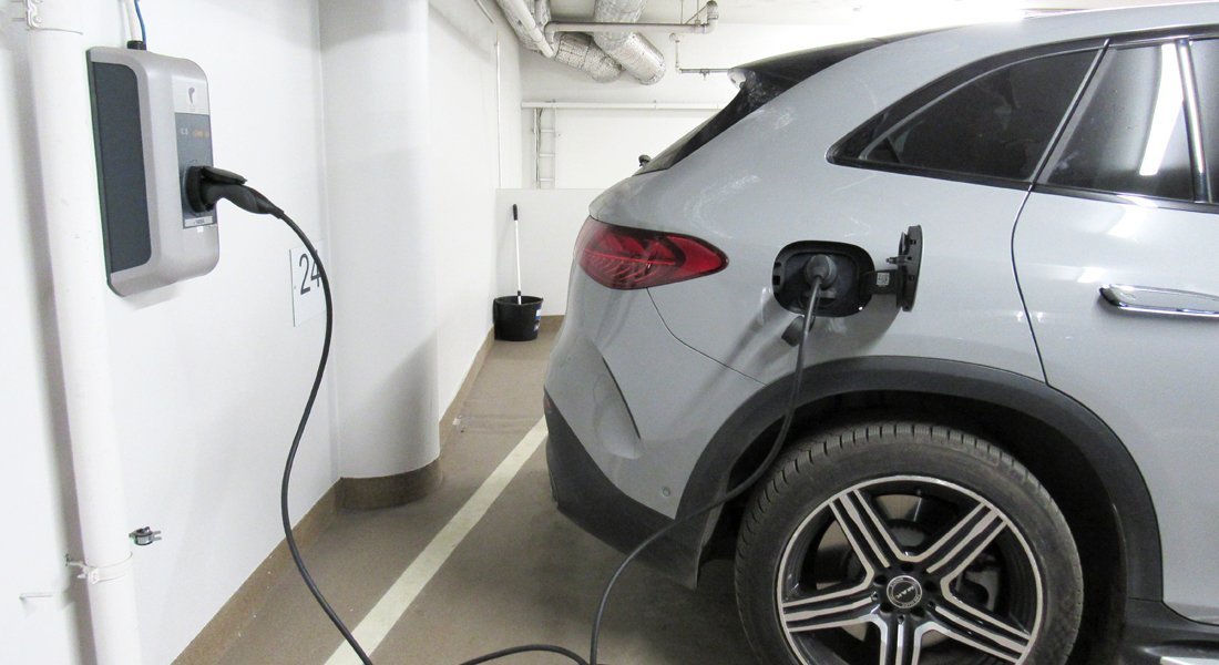 Sähköautojen latauspaikat taloyhtiöiden kärkihankkeita