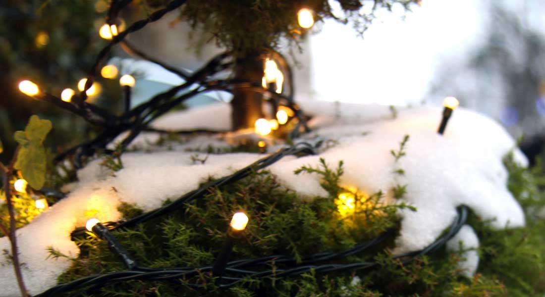 Jouluvaloille oma ulkopistorasia – tunnelmaa turvallisesti valosarjoilla
