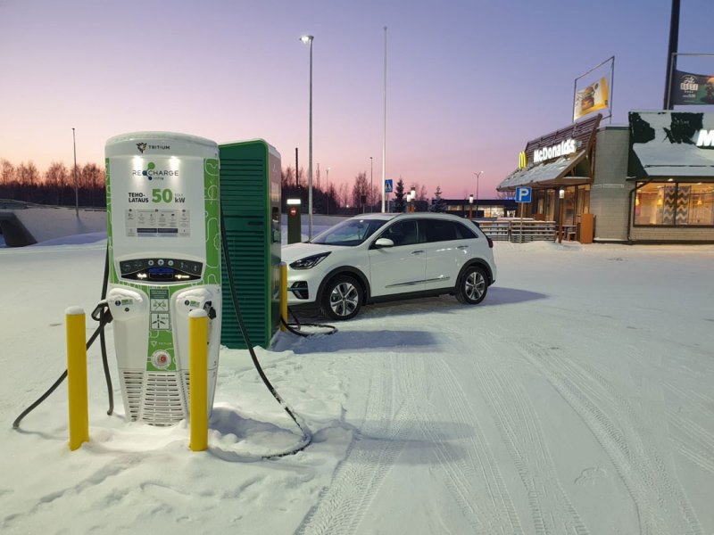 Sähköautoilija, etene jouhevasti joululiikenteessä