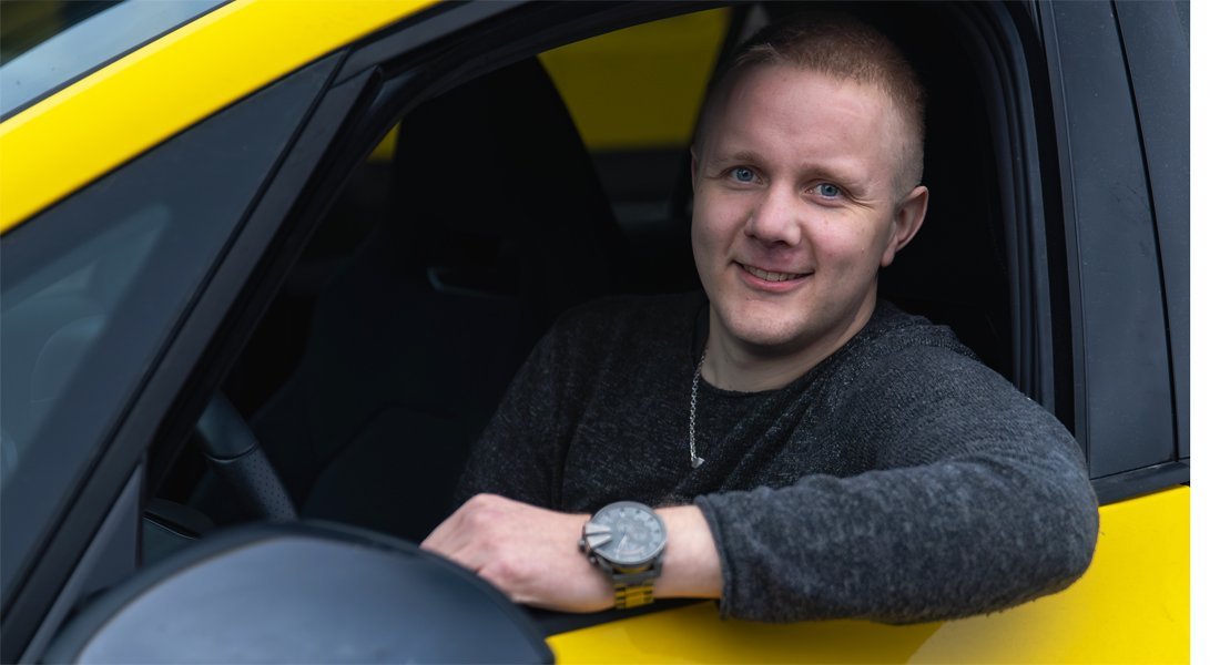 Projekti-insinööri säätää lämmön ja vastaa asiakkaiden kysymyksiin
